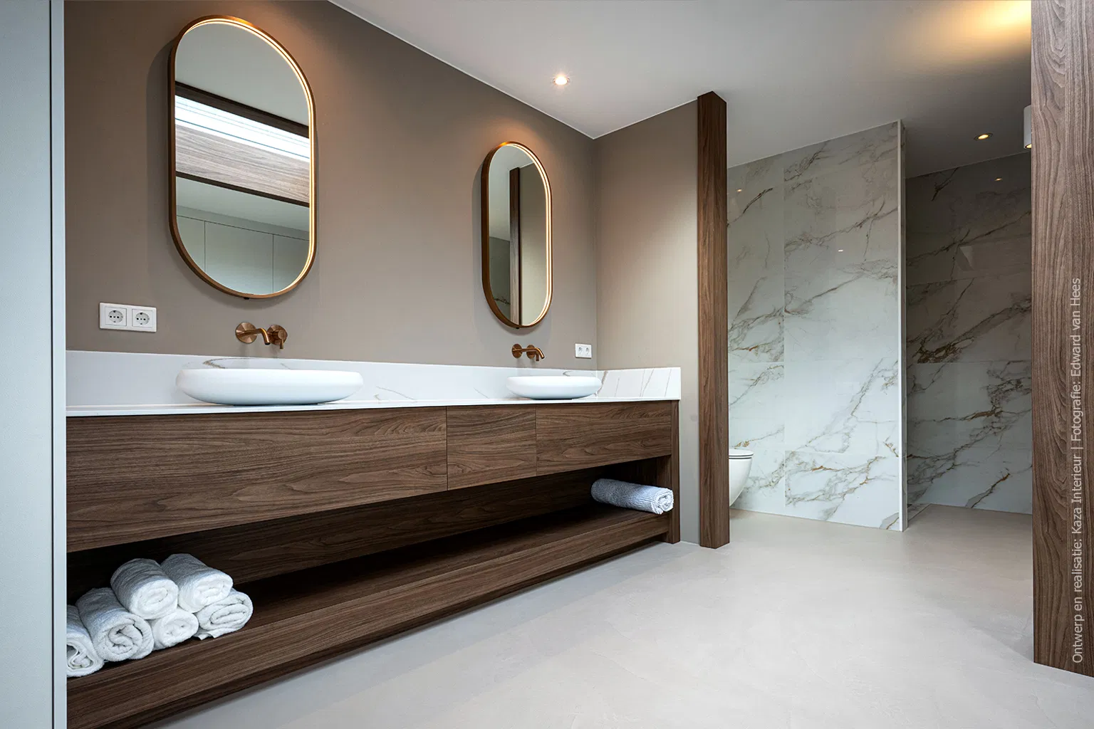 Stijlvol wasmeubel met verfijnde marmerstructuur en warme houtlook