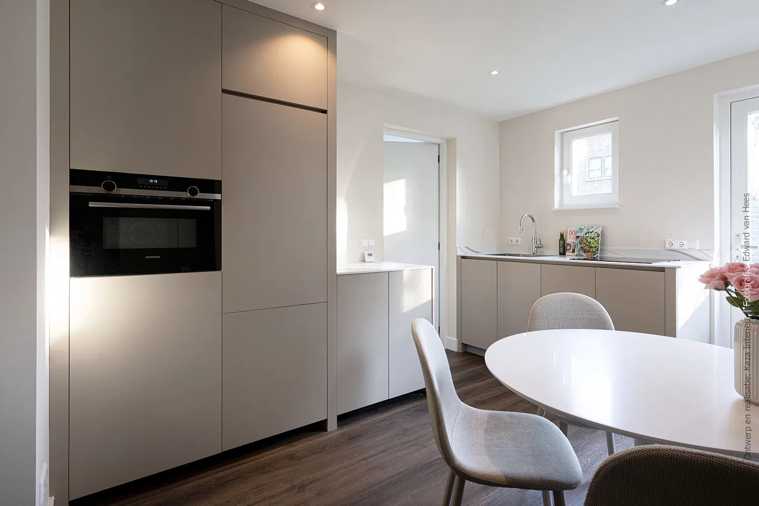 Keukendesign met licht beige basis en marmerstructuur solid surface blad