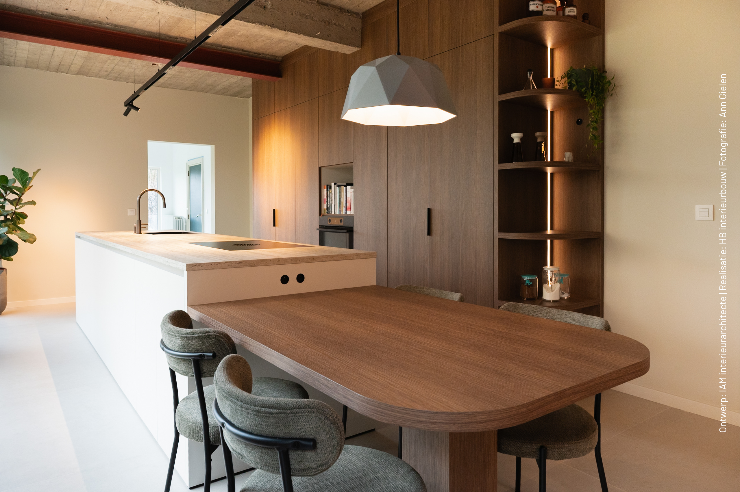 Warme houttinten en strakke lijnen in harmonie