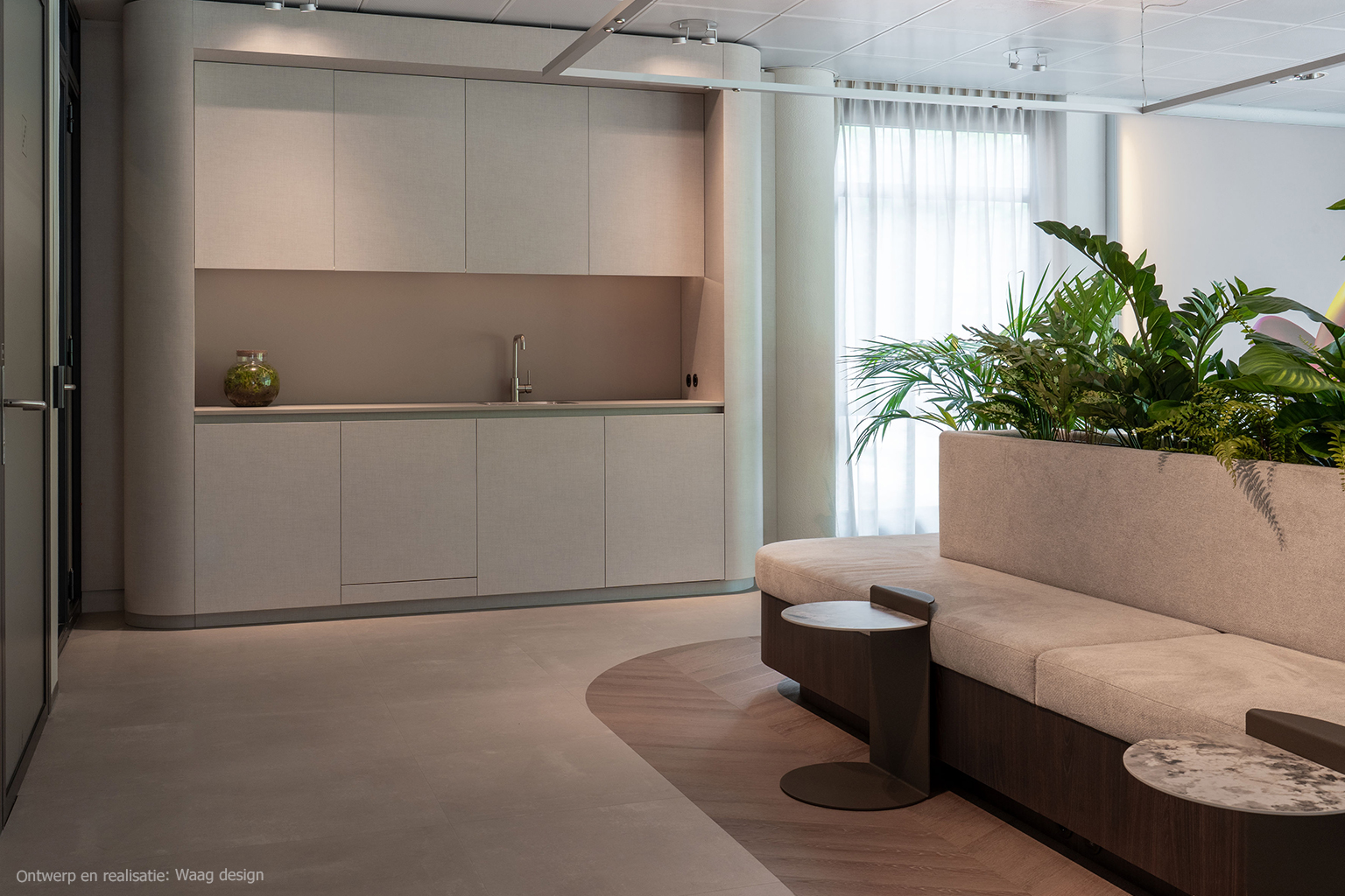 Verfijnd maatwerk met beige linnenstructuur in een modern kantoor