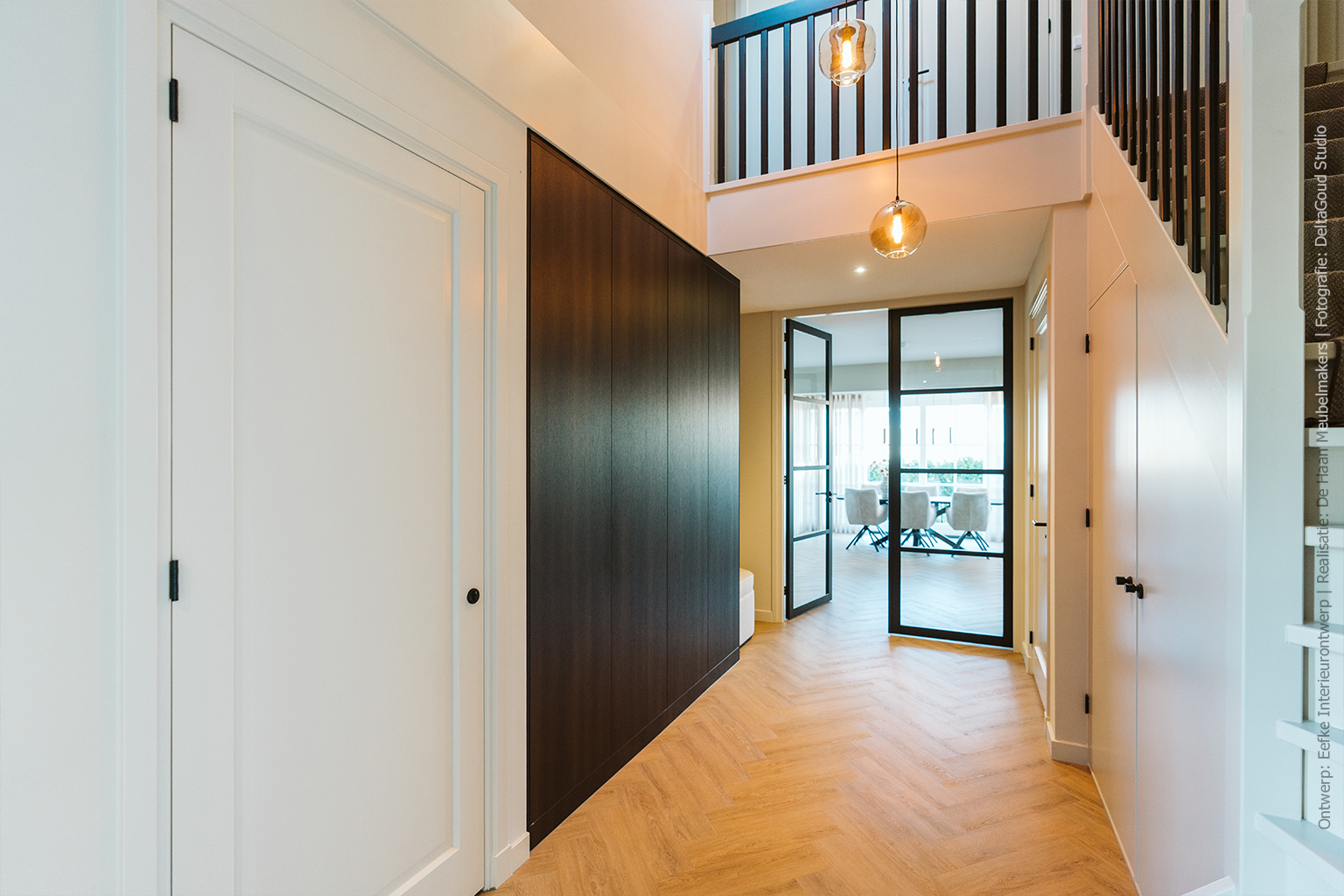 Verfijnde maatwerk garderobekast met de glans van zijde