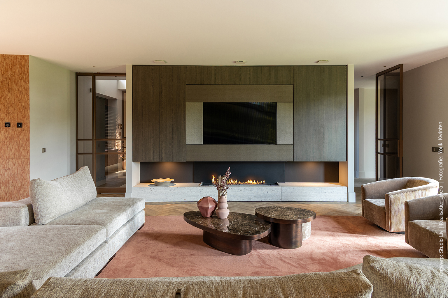 Stijlvolle cinewall met het effect van gezandstraald hout