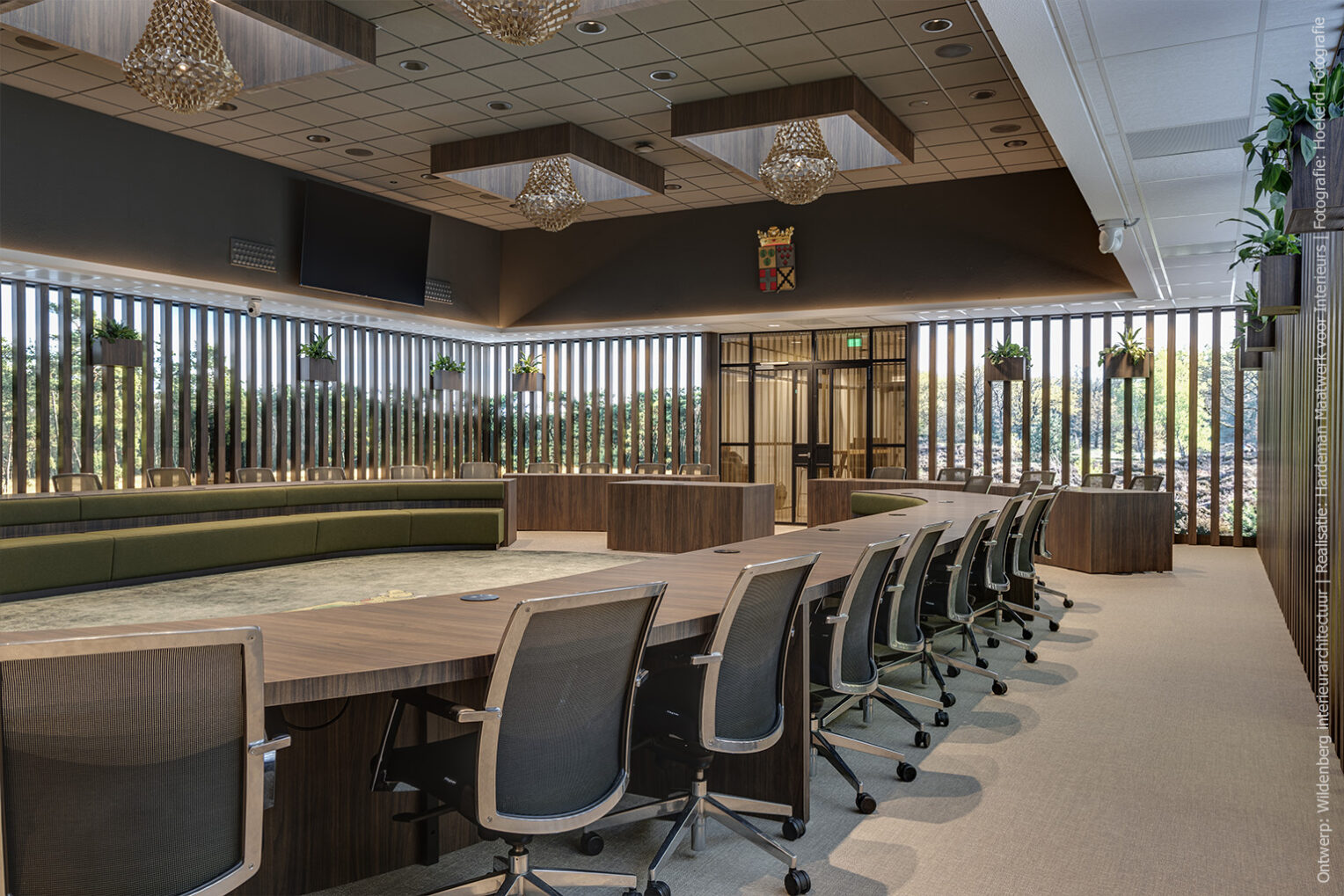 De levendige nerf van walnotenhout als basis voor een stijlvolle raadszaal