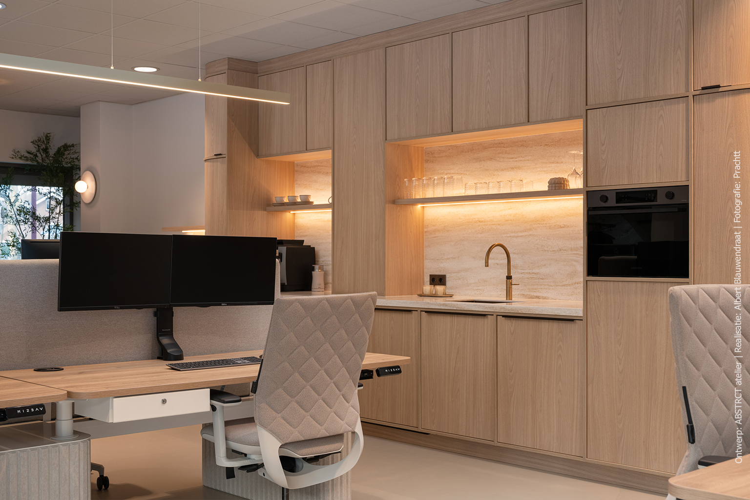 Moderne kantoorpantry met solid surface en lichte houtlook