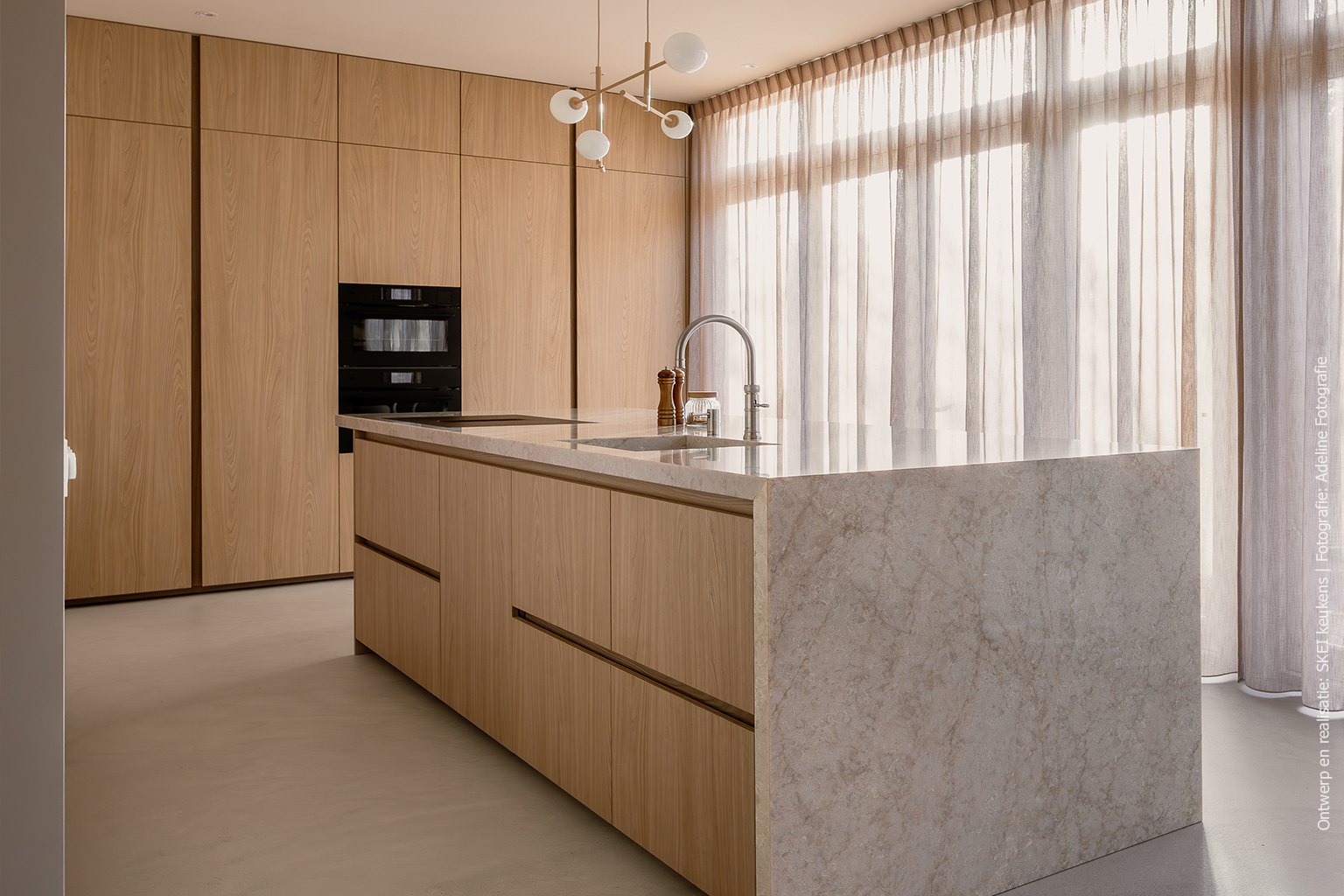 Eigentijds keukendesign met het karakter van kastanjehout