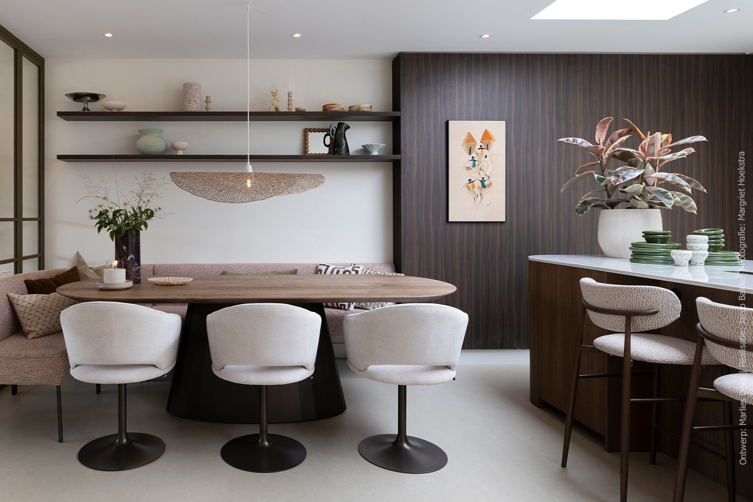 De warmte van donker walnoothout in een moderne leefkeuken