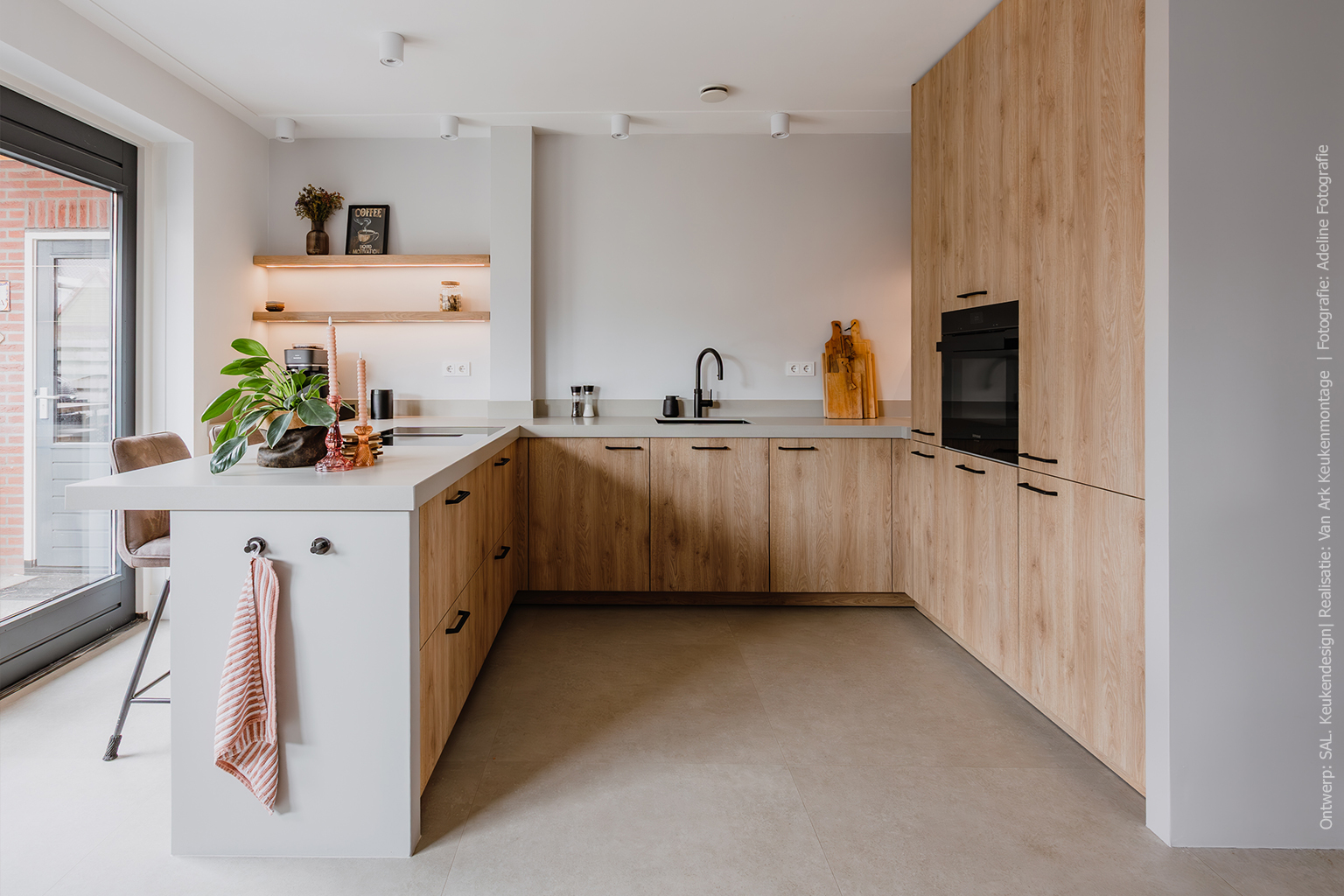 Eigentijds keukenontwerp met verfijnde eikenbeleving