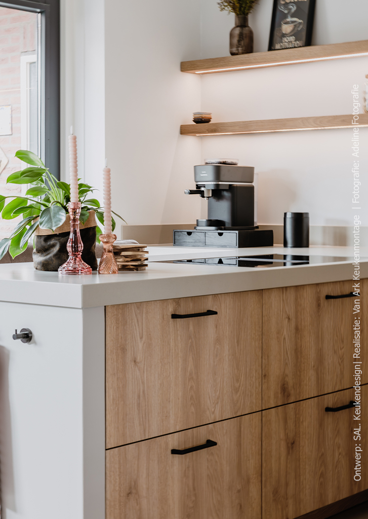 Moderne keuken in S128 Maloja, met een subtiele eikenhoutlook in een lichte natureltint. Moderne keuken in S128 Maloja, met een subtiele eikenhoutlook in een lichte natureltint.