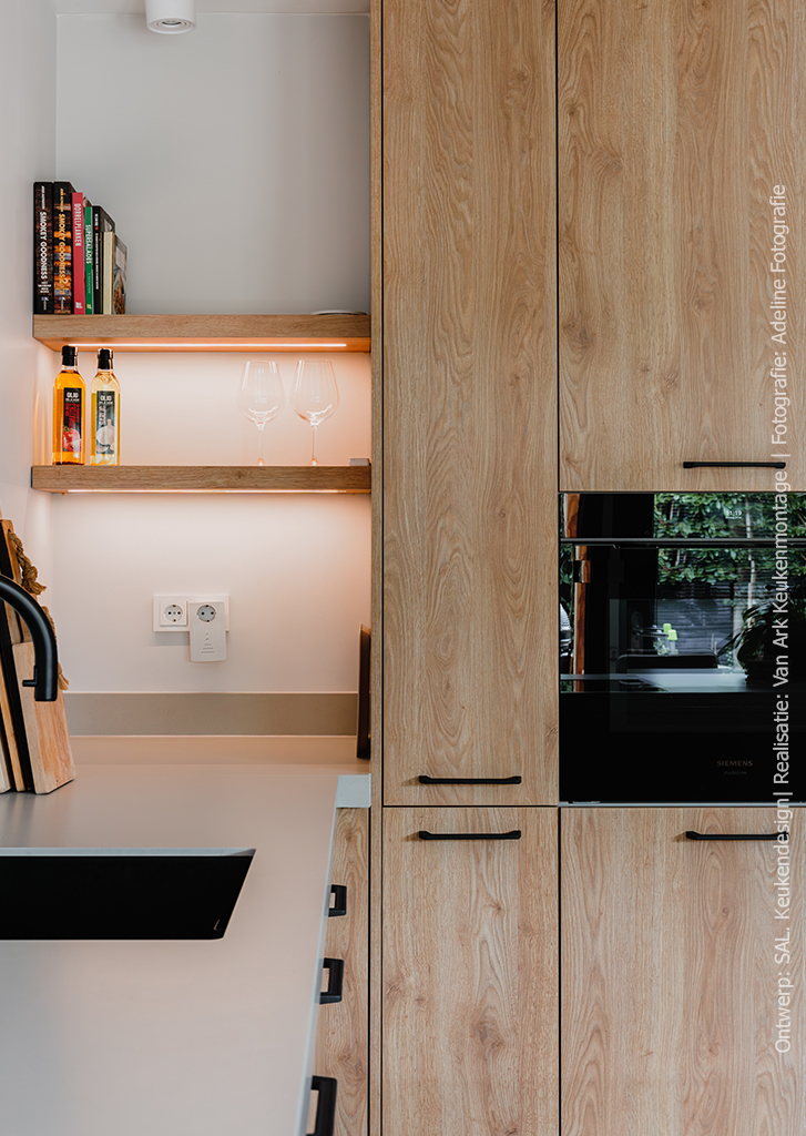 Moderne keuken in S128 Maloja, met een subtiele eikenhoutlook in een lichte natureltint. Moderne keuken in S128 Maloja, met een subtiele eikenhoutlook in een lichte natureltint.