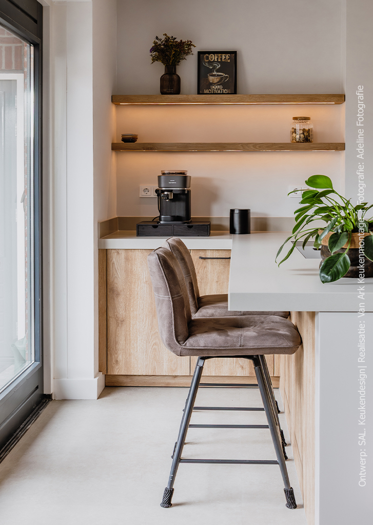 Moderne keuken in S128 Maloja, met een subtiele eikenhoutlook in een lichte natureltint. Moderne keuken in S128 Maloja, met een subtiele eikenhoutlook in een lichte natureltint.